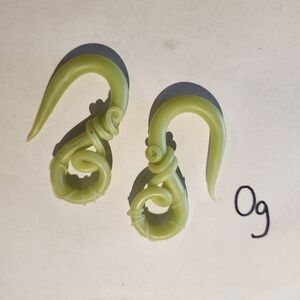 Green Spiral Hook Gauges